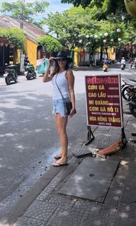 Lisa Snowdon feet photo thumbnail