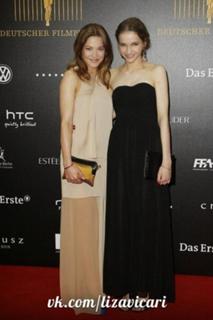 Lisa Vicari feet photo thumbnail