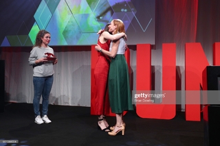 Lisa Vicari feet photo thumbnail