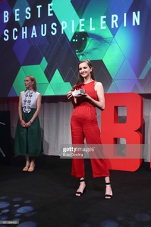 Lisa Vicari feet photo thumbnail