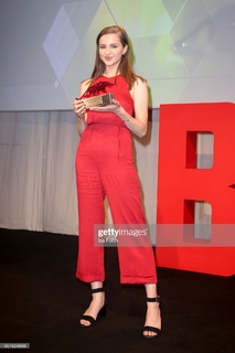 Lisa Vicari feet photo thumbnail