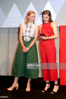 Lisa Vicari feet photo thumbnail