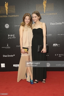 Lisa Vicari feet photo thumbnail