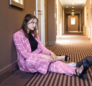 Lisa Vicari feet photo thumbnail