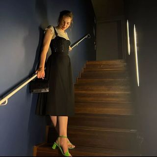 Lisa Vicari feet photo thumbnail