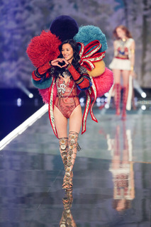 Liu Wen feet photo 4