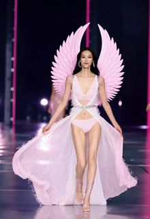 Liu Wen feet photo 2