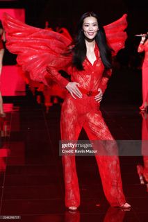 Liu Wen feet photo 1