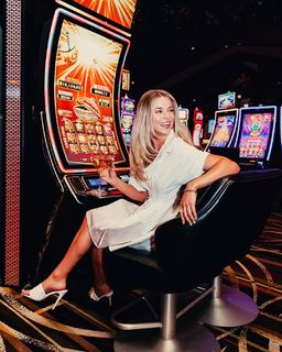 Liv Swearingen feet photo 1