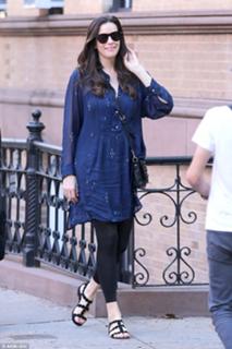Liv Tyler feet photo thumbnail