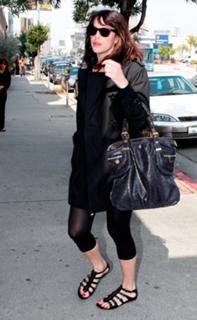 Liv Tyler feet photo thumbnail