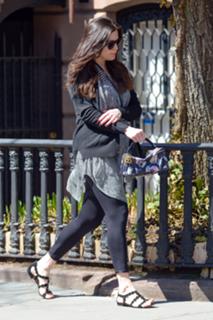 Liv Tyler feet photo thumbnail