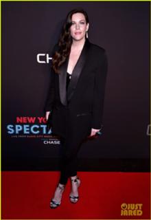Liv Tyler feet photo thumbnail