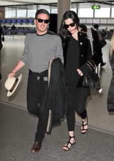 Liv Tyler feet photo thumbnail