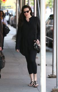 Liv Tyler feet photo thumbnail