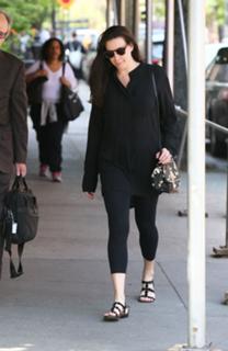 Liv Tyler feet photo thumbnail