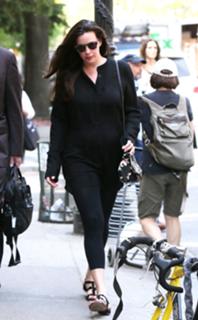 Liv Tyler feet photo thumbnail