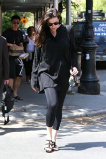 Liv Tyler feet photo thumbnail