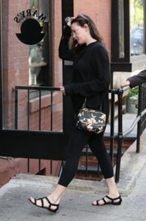 Liv Tyler feet photo thumbnail