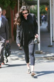 Liv Tyler feet photo thumbnail