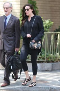 Liv Tyler feet photo thumbnail