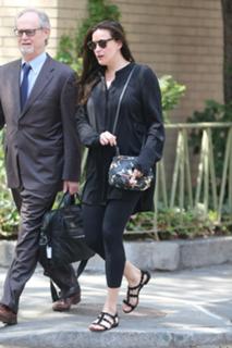 Liv Tyler feet photo thumbnail