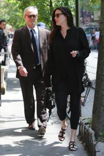 Liv Tyler feet photo thumbnail