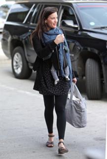 Liv Tyler feet photo thumbnail