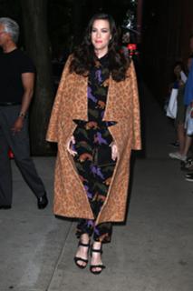 Liv Tyler feet photo thumbnail