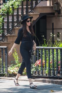 Liv Tyler feet photo thumbnail
