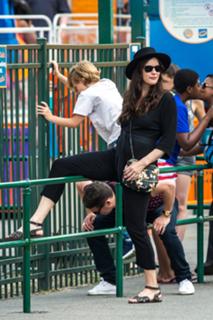 Liv Tyler feet photo thumbnail