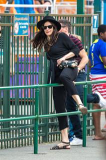 Liv Tyler feet photo thumbnail