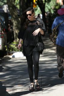 Liv Tyler feet photo thumbnail