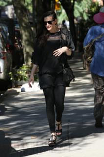 Liv Tyler feet photo thumbnail