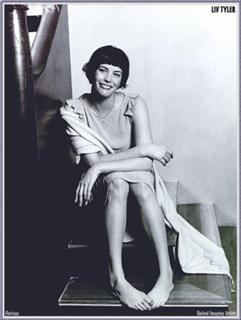 Liv Tyler feet photo thumbnail