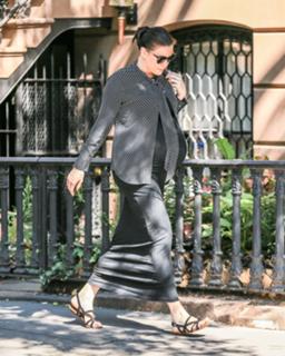 Liv Tyler feet photo thumbnail