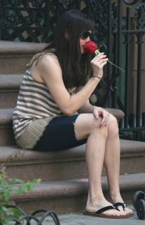 Liv Tyler feet photo thumbnail