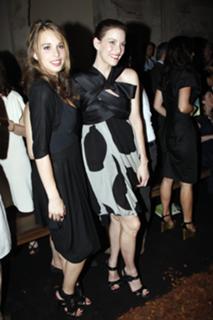 Liv Tyler feet photo thumbnail