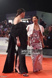 Liv Tyler feet photo thumbnail