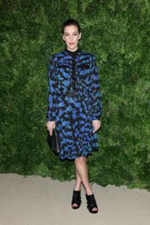 Liv Tyler feet photo thumbnail