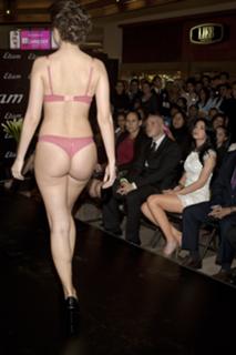 Livia Brito feet photo thumbnail