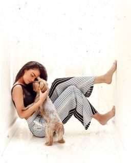 Livia Brito feet photo thumbnail