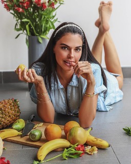 Livia Brito feet photo thumbnail