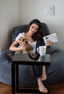 Livia Brito feet photo thumbnail