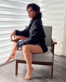 Livia Brito feet photo thumbnail