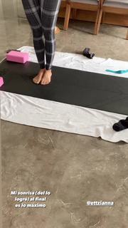 Livia Brito feet photo thumbnail