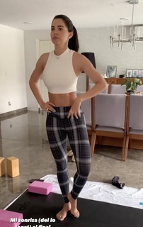 Livia Brito feet photo thumbnail