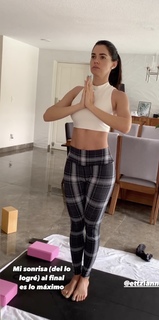 Livia Brito feet photo thumbnail