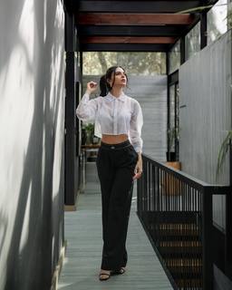 Livia Brito feet photo thumbnail