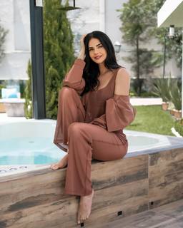 Livia Brito feet photo thumbnail